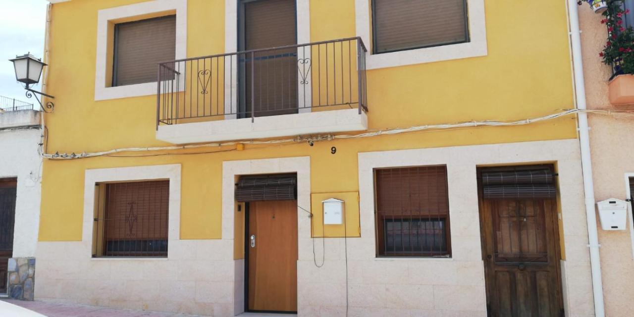 Casa Con Terraza/confortable House With Terrace Vakantiehuis *